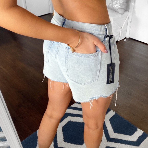 ๐ BLANK NYC THE ESSEX CLASSIC CUT-OFF LIGHT DENIM DISTRESSED JEAN SHORT! - Picture 5 of 15